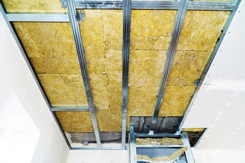 Chantier de rénovation intérieur avec plafond suspendu en cours d'installation