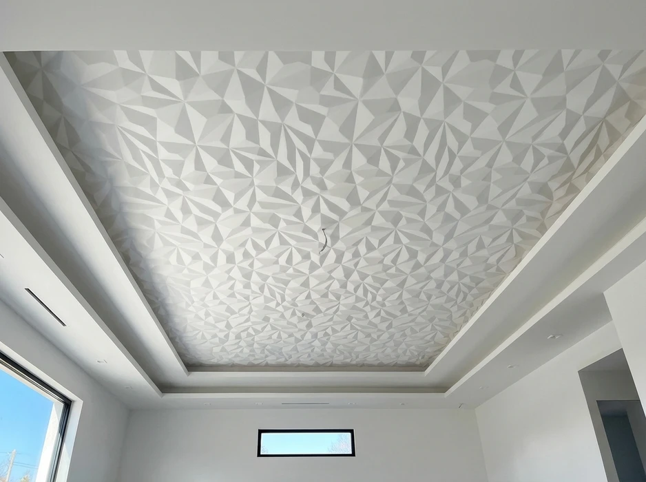 Plafond caissons à double décrochement en plâtre blanc, vue en contre-plongée