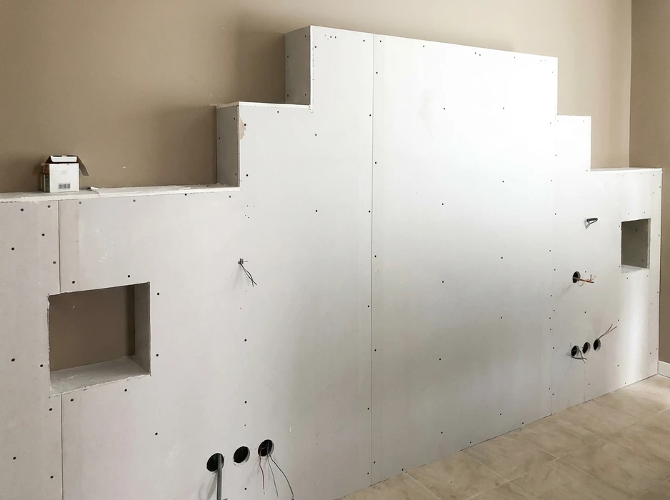 Chantier intérieur en cours, mur en plaques de plâtre (Placo BA13) vissées sur ossature métallique