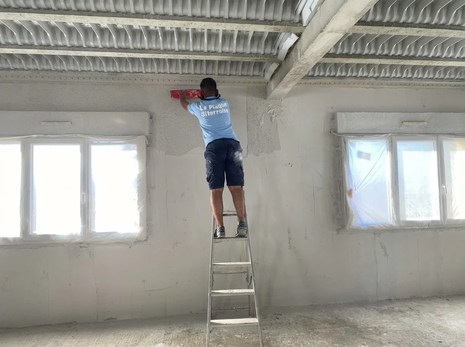 Chantier intérieur en cours, pièce à murs en briques creuses apparentes avec joints de mortier