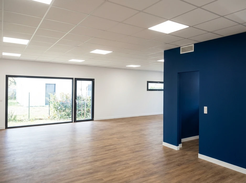 Chantier intérieur en cours de finition, grande pièce vide