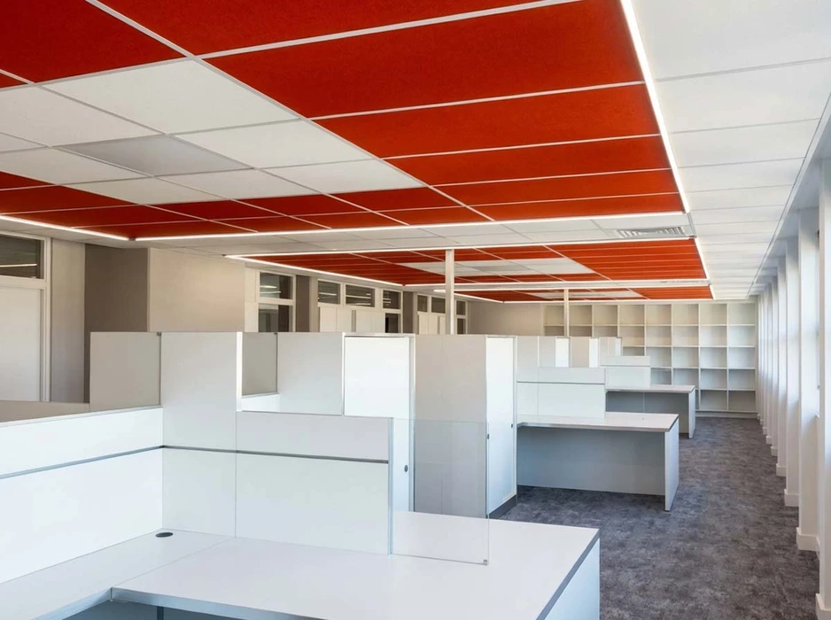 Plafond suspendu de bureau moderne avec carreaux blancs standard, éclairage LED encastré rectangulaire, haut-parleurs circulaires intégrés et détecteurs de sécurité