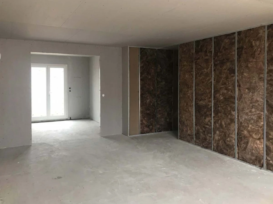 Chantier intérieur de cloison en cours d'installation