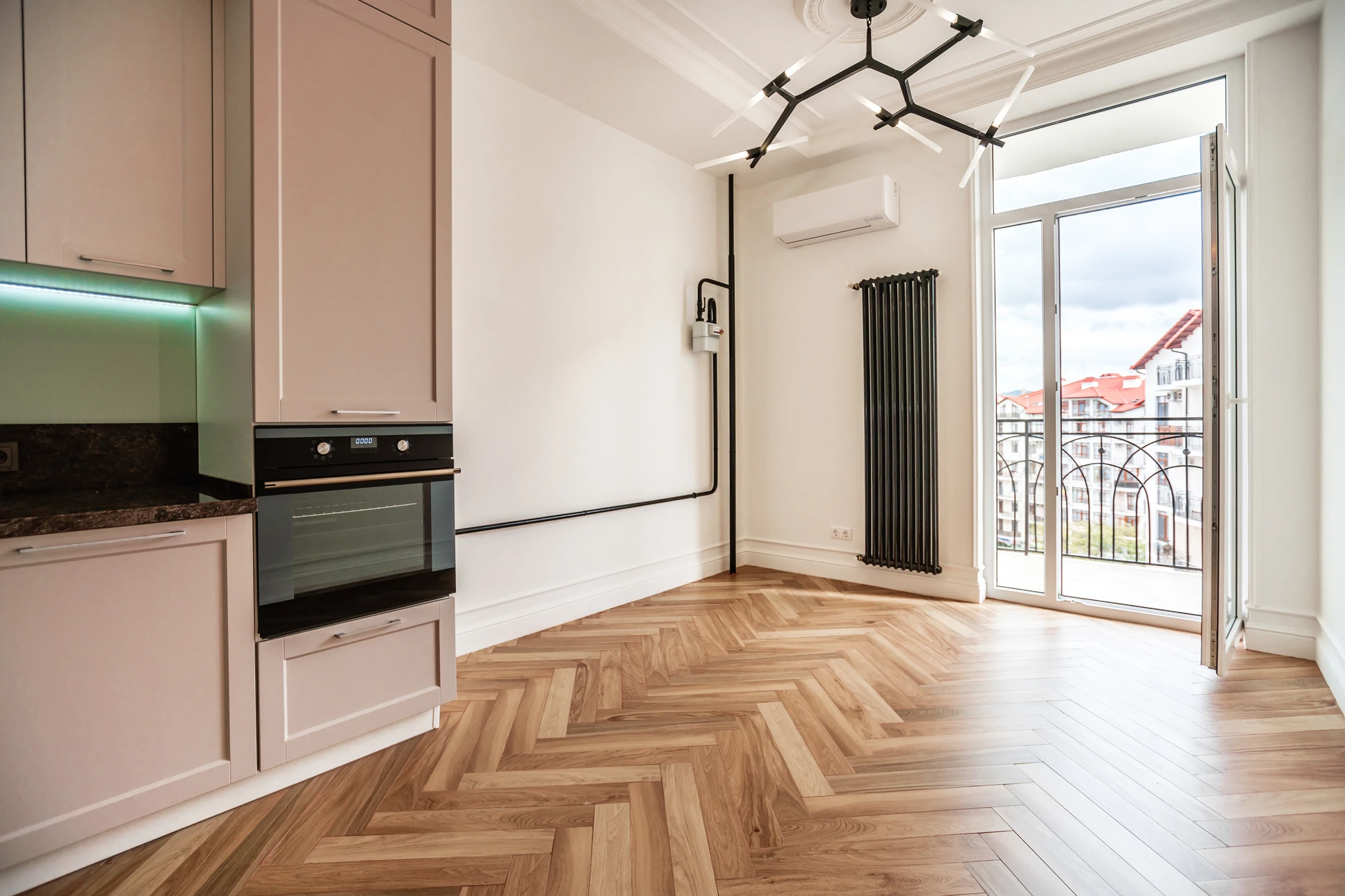 Ouvrier en tenue de travail installant des panneaux de placo-plâtre sur mur intérieur