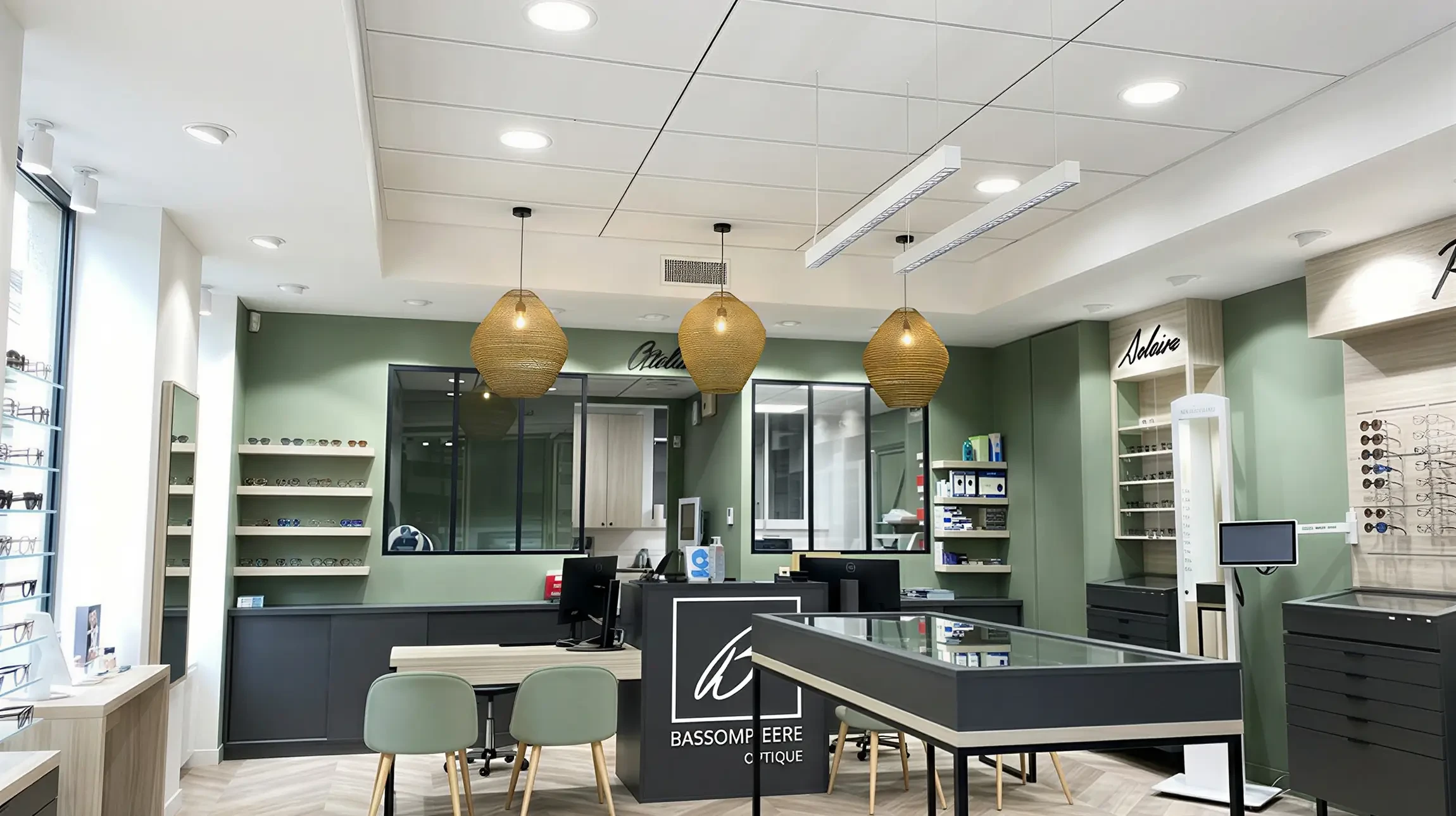 Installation de plafond avec des techniciens experts Dans la pi&egrave;ce en cours de construction