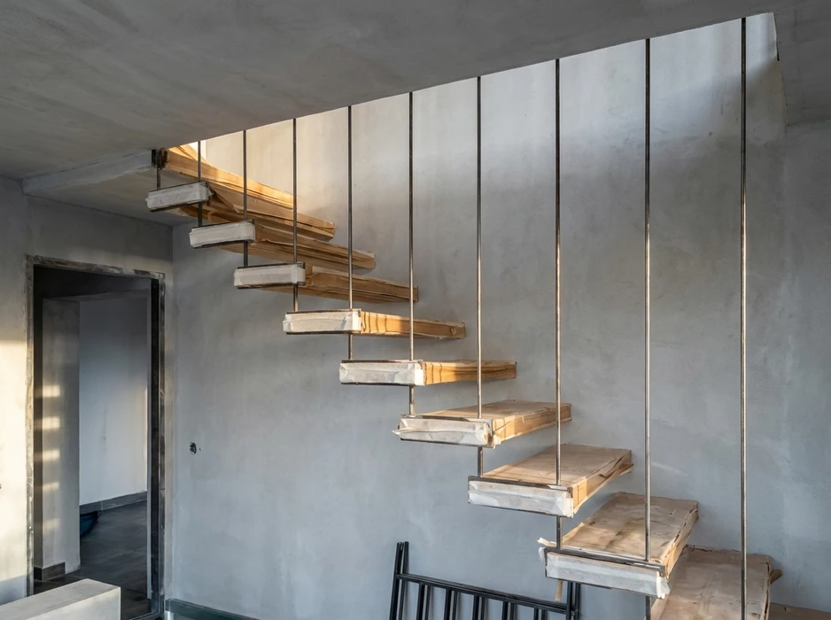 Escalier suspendu en cours de construction, intérieur béton brut